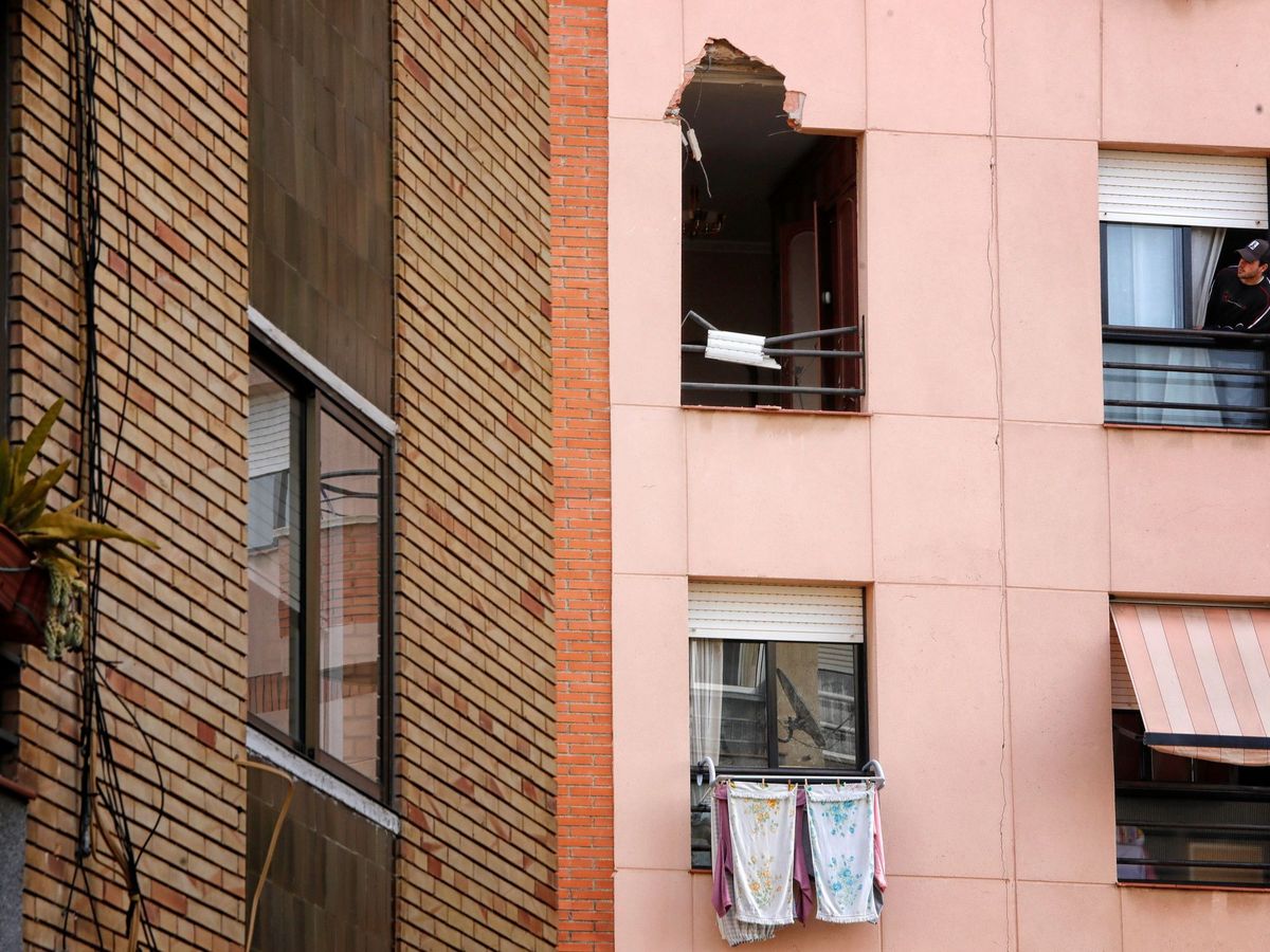 Foto: Un joven observa la ventana por donde entró el trozo de metal procedente de la explosión en la Petroquímica, causando la muerte de un vecino de este edificio. (EFE)