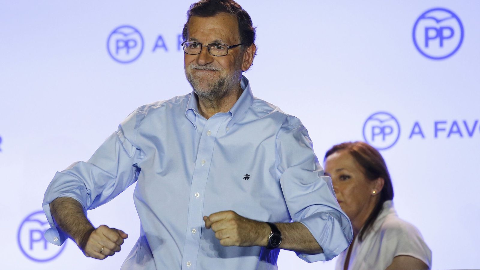 Foto: El presidente del Gobierno en funciones, Mariano Rajoy (2d), junto a su mujer durante su comparecencia ante los simpatizantes en el exterior de la sede del partido. (Reuters)