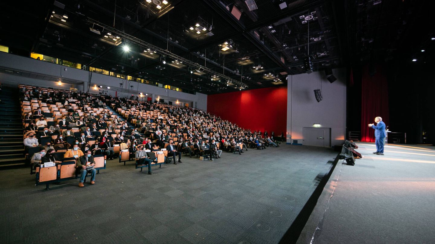Don Tapscott ante su audiencia en el WOBI 2021 Madrid. (David Vega)