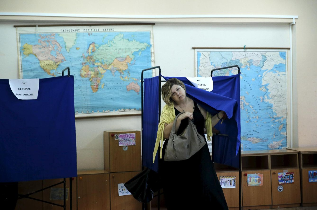 Una mujer griega en un colegio electoral en Atenas durante las elecciones del domingo 20 de septiembre. (Reuters)