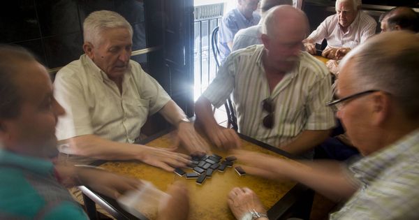 Foto: Jubilados de Jódar (Jaén), jugando al dominó. (Foto: Fernando Ruso)
