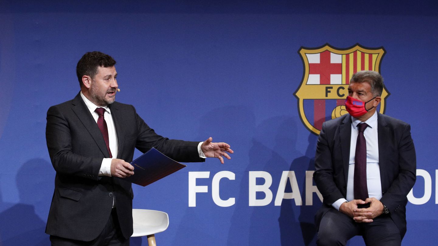 Eduard Romeu, vicepresidente económico del Barça, junto a Joan Laporta. (Reuters/Albert Gea)