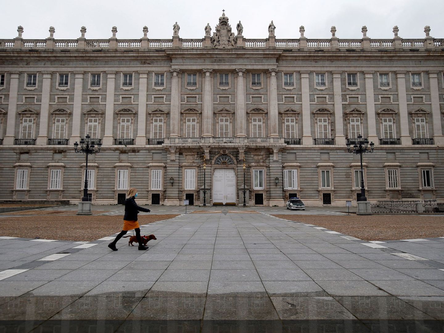 Una imagen reciente del Palacio Real de Madrid, con la explanada prácticamente desierta. (EFE)