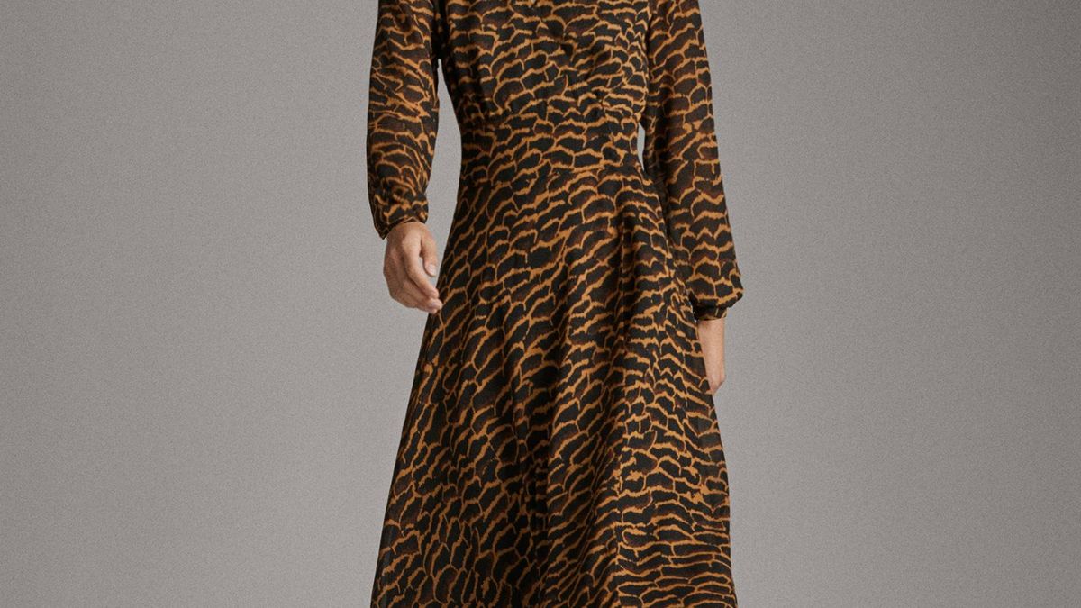 El vestido de Massimo Dutti que más favorece a las mujeres con curvas está de rebajas