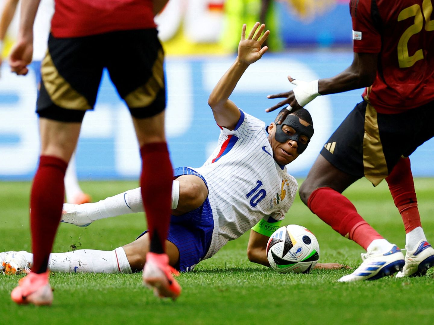 Mbappé sufre un resbalón ante Bélgica. (Reuters/Piroschka van de Wouw)