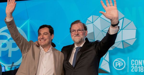 Foto: Mariano Rajoy y el presidente del PP andaluz, Juanma Moreno, este domingo en la clausura de la convención del PP. (EFE)