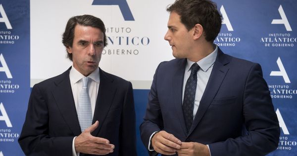Foto: El presidente de Ciudadanos, Albert Rivera (d), acompañado por el expresidente del Gobierno José María Aznar. (EFE)