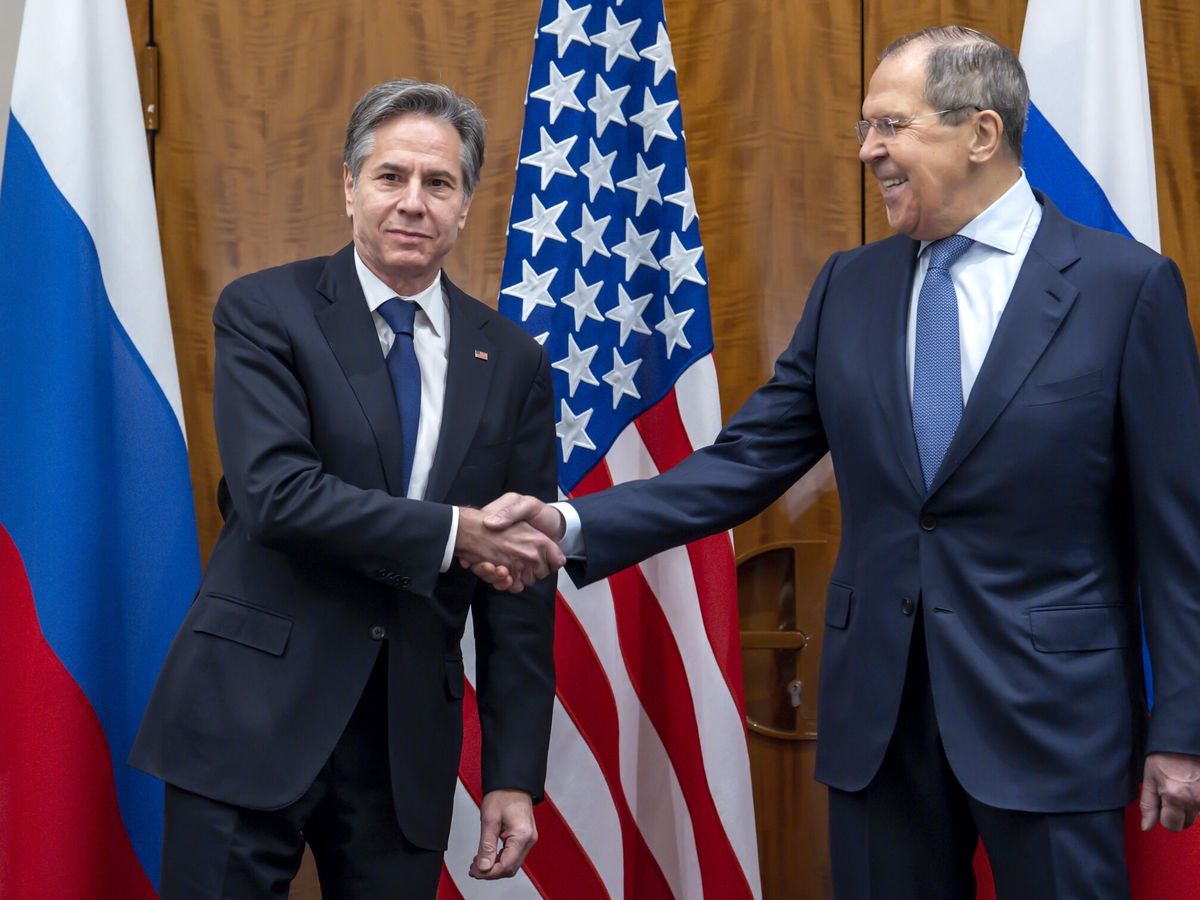 Foto: El secretario de Estado de EEUU, Anthony Blinken, estrecha la mano del ministro de Asuntos Exteriores ruso, Sergei Lavrov, durante su reunión en Ginebra. (EFE/Martial Trezzini)