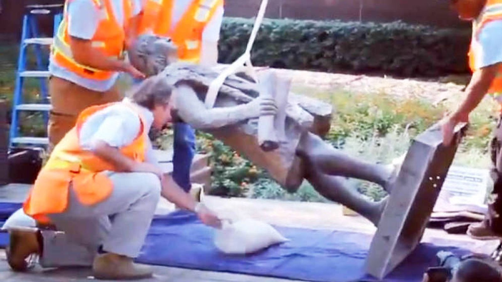 Foto: Así retiraron la estatua a Cristóbal Colón en el Grand Park de Los Ángeles. (Twitter)