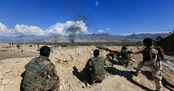 Foto: Fuerzas de Seguridad afganas toman posiciones durante combates con los talibán, en la provincia de Laghman, Afganistán. (Reuters)