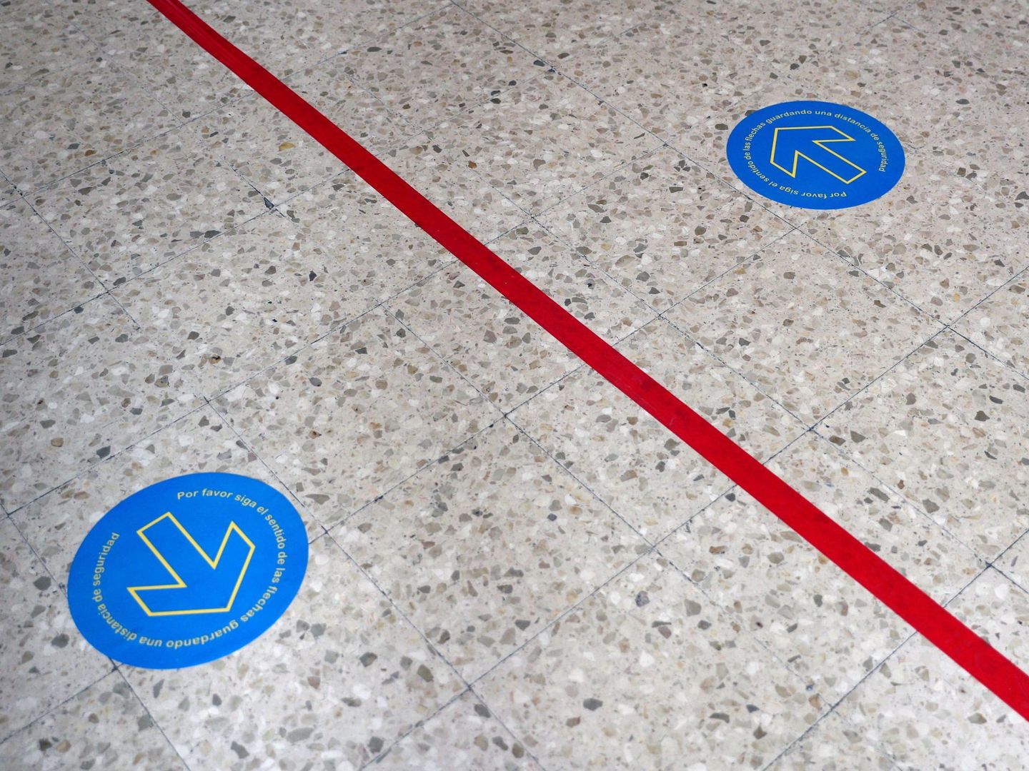 Marcas en el suelo de un colegio de Torrejón de Ardoz (Madrid) para evitar aglomeraciones. (EFE)