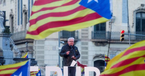 Foto: Agustí Alcoberro interviene en la manifestación en Barcelona para exigir al nuevo Govern que despliegue la república catalana. (EFE)
