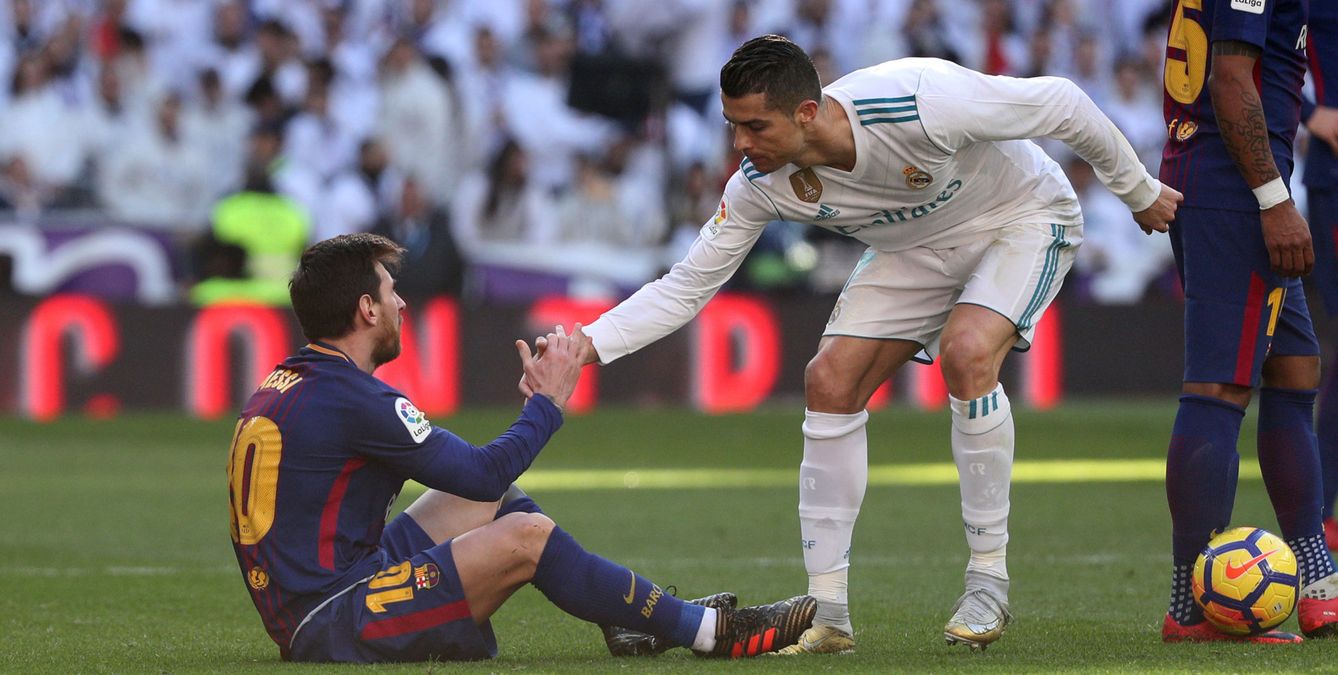 Messi y Cristiano Ronaldo en diciembre de 2017. (EFE)