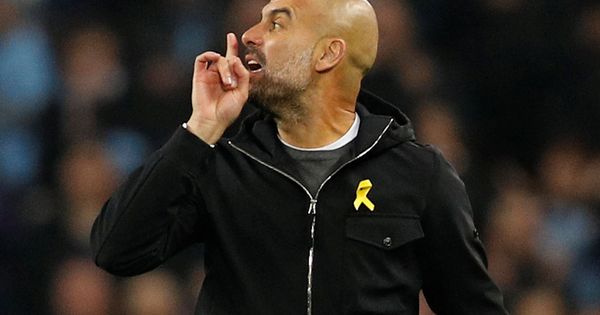 Foto: Pep Guardiola manda callar al árbitro español Mateu Lahoz en el Manchester City-Liverpool. (Reuters)