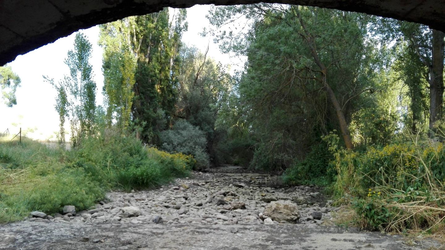 El río Moros, convertido en un pedregal en el cauce posterior al embalse de Los Ángeles de San Rafael.