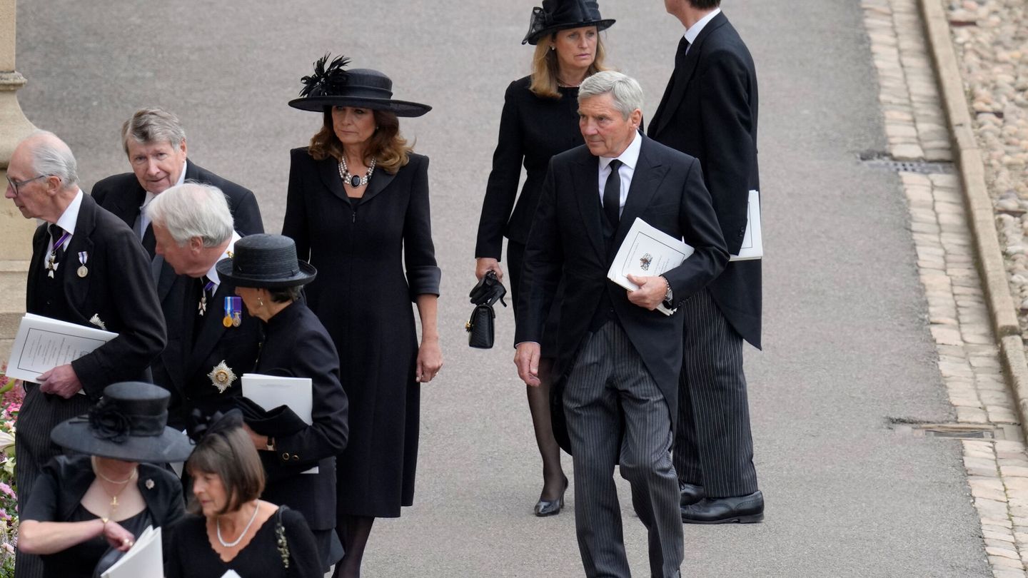 Carol y Michael Middleton, en el funeral de Isabel II. (Reuters)