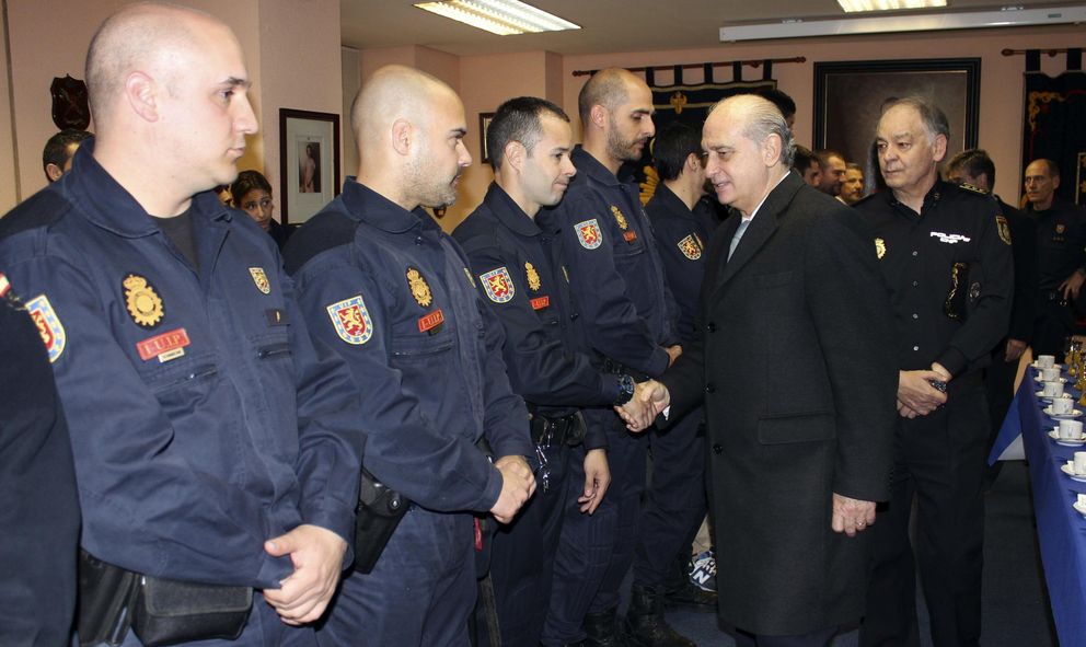 El ministro del Interior, Jorge Fernández Díaz (2d), visita a los antidisturbios en el centro policial de Moratalaz