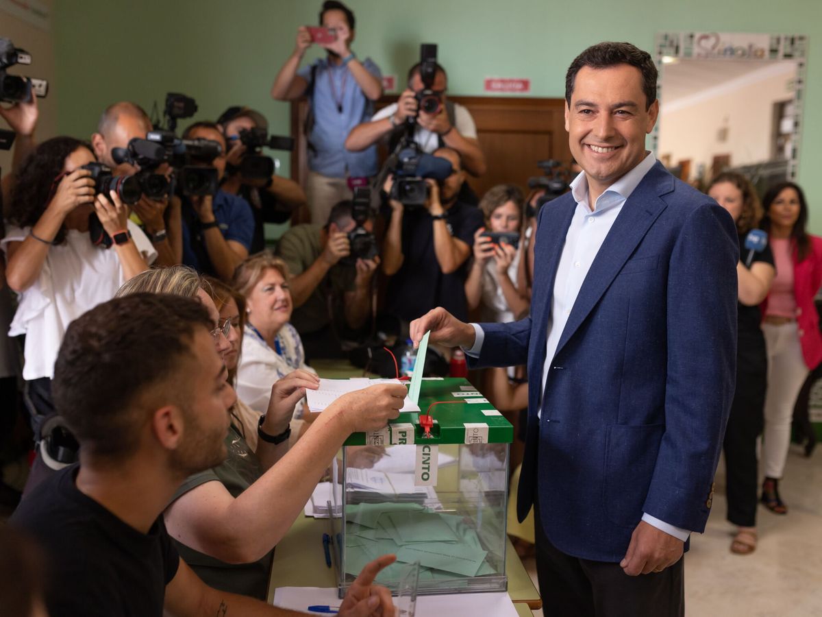 Foto: Juanma moreno vota en Málaga para las elecciones del 19J. (EFE/Carlos Díaz)