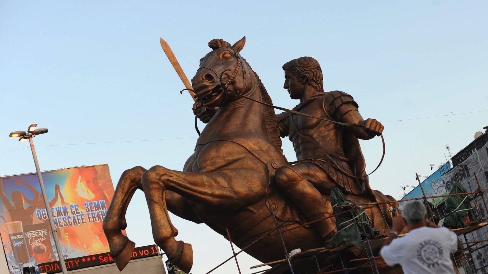 Foto: Estatua de Alejandro Magno a lomos de Bucéfalo en Skopje. (EFE)