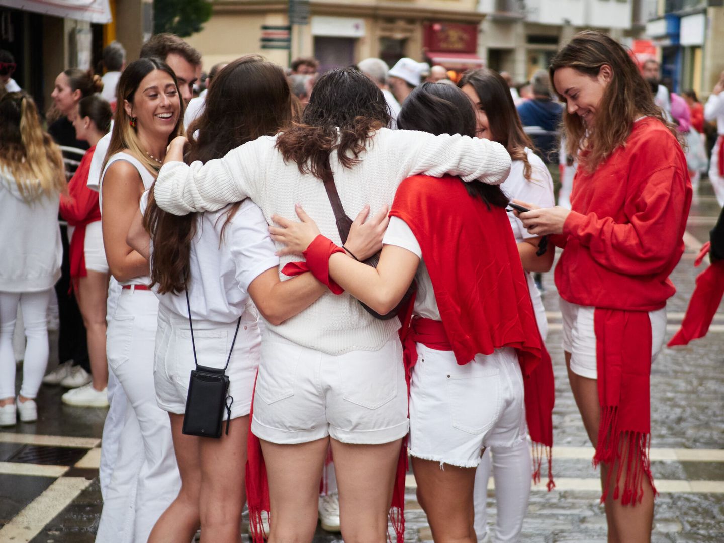 Varias personas celebran el comienzo de las fiestas de San Fermín (Eduardo Sanz para Europa Press)