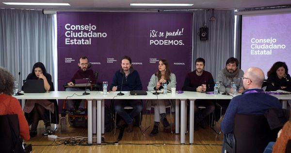 Foto: El secretario general de Podemos, Pablo Iglesias (c), durante la reunión del último Consejo Ciudadano Estatal del partido en el que se decidió lanzar el proceso de primarias. (EFE) 