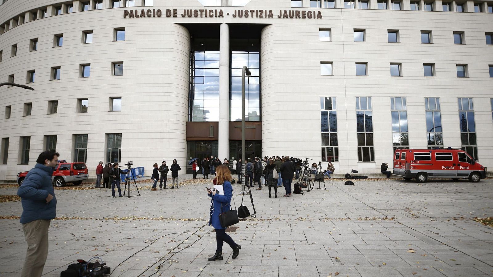 Foto: Un gran número de medios de comunicación se han acreditado para cubrir hoy el inicio del juicio en el Tribunal Superior de Justicia de Navarra contra 'La Manada'. (EFE)