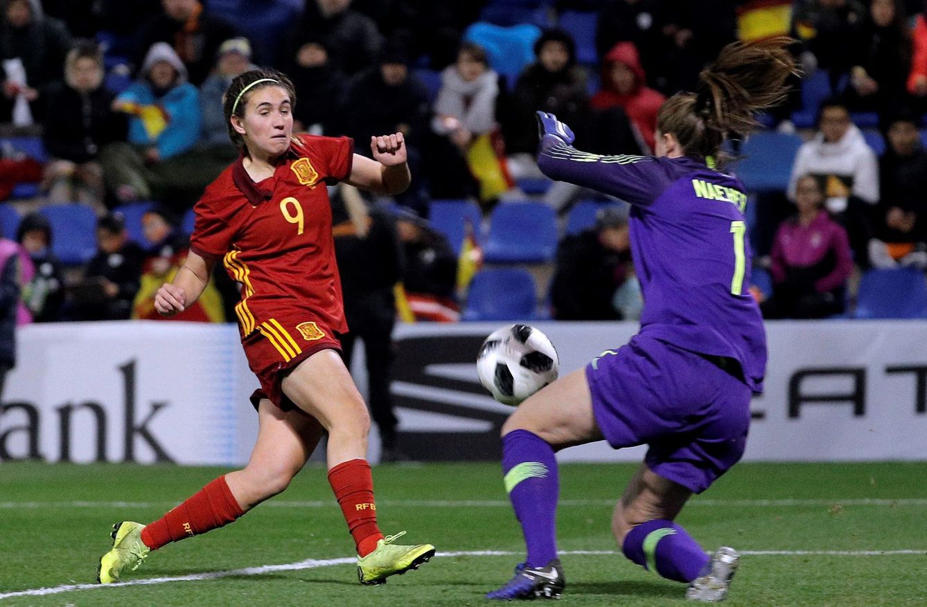 Mariona Caldentey remata a puerta durante un partido entre España y Estados Unidos. (EFE)
