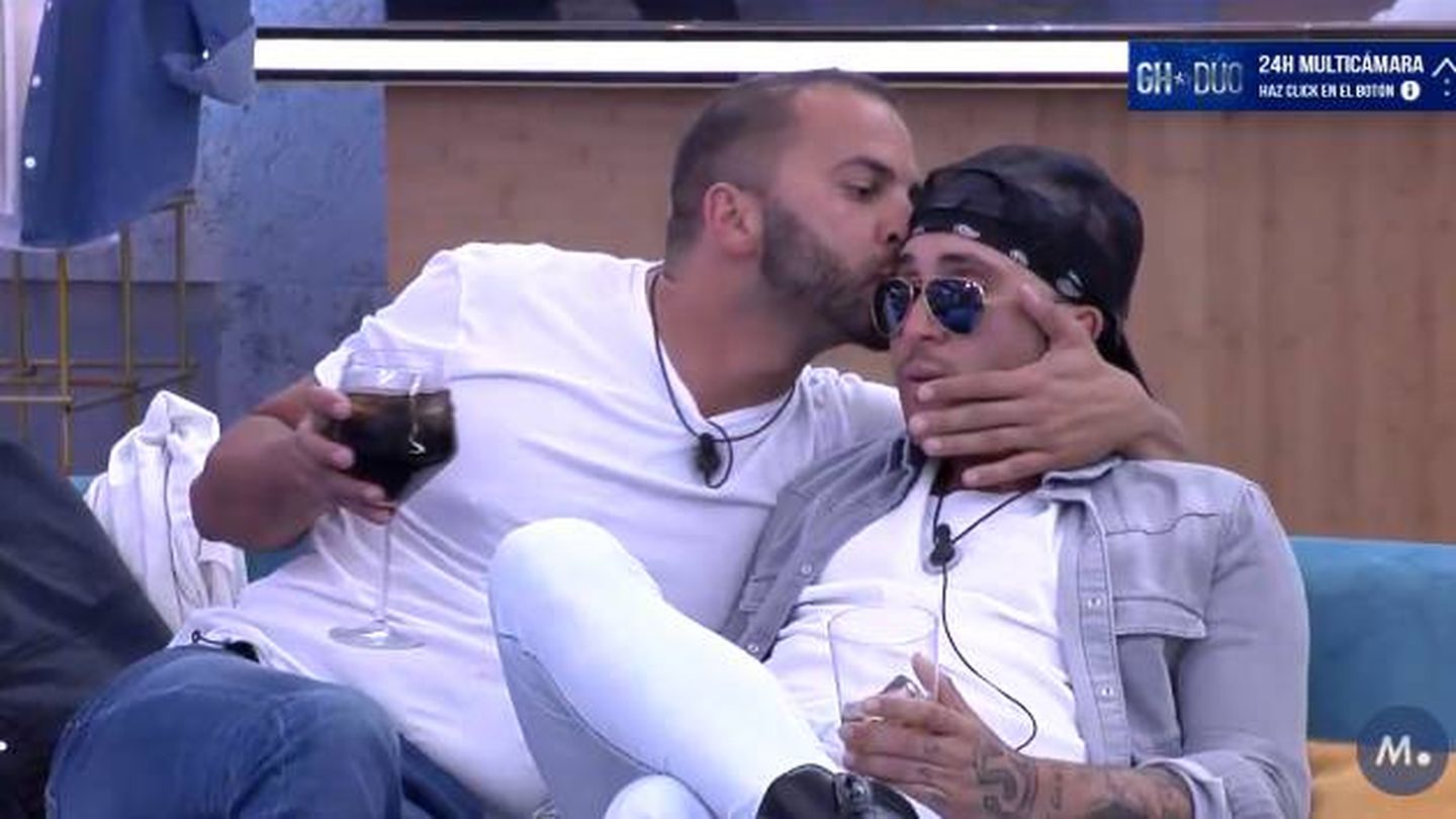 Antonio Tejado besa a su amigo Kiko. (Mediaset)