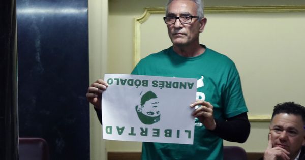Foto: Diego Cañamero muestra un cartel en el que pide la libertad para Andrés Bódalo. (EFE)
