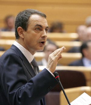El PP acusa al presidente de tener “pánico” a ETA y Zapatero le reprocha su cinismo porque su Gobierno benefició a De Juana