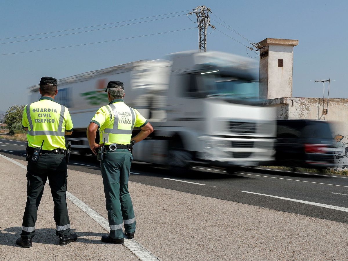 Foto: Los agentes interceptaron al camión en una carretera de Pontevedra (EFE/Manuel Bruque)
