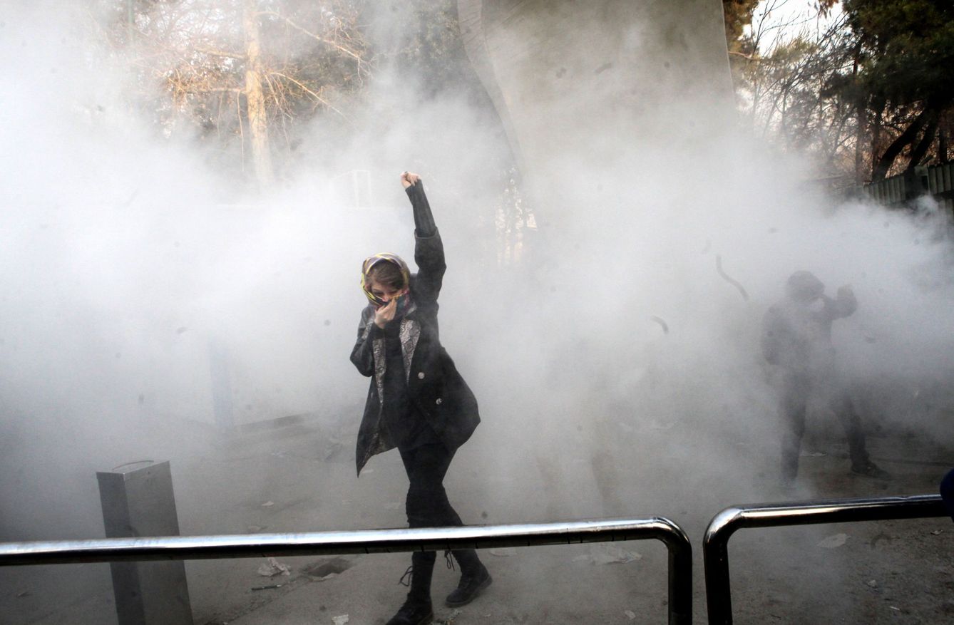 Estudiantes iraníes durante enfrentamientos con la policía cerca de la Universidad de Teherán. (Reuters)