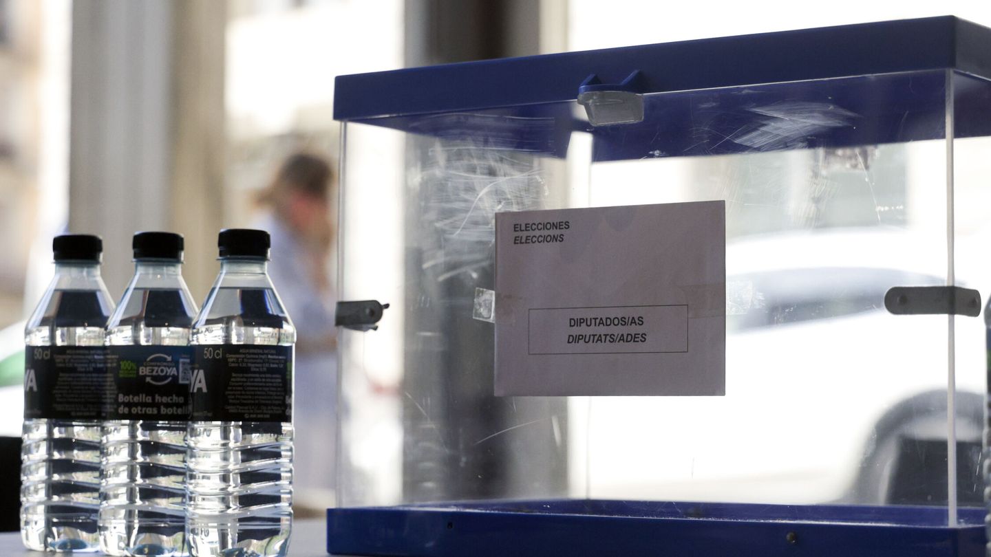 Las urnas y las botellas de agua dispuestas para los miembros de las mesas electorales durante el montaje del colegio electoral. (EFE/Quique García).
