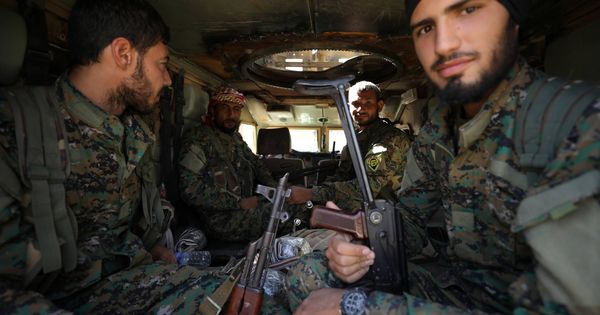 Foto: Combatientes de las Fuerzas Democráticas Sirias (SDF) dentro de un blindado en Raqqa, la antigua capital del "Califato". (Reuters)