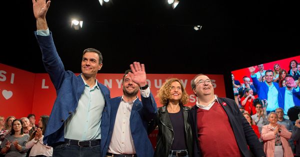 Foto: Pedro Sánchez, con el alcalde de Badalona, Àlex Pastor, Meritxell Batet y Miquel Iceta, este 18 de abril en la localidad barcelonesa. (EFE)