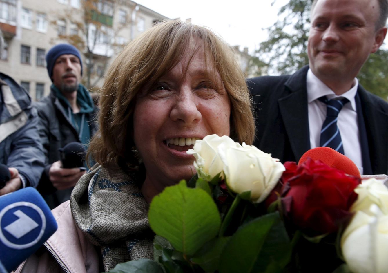 La nobel bielorrusa recibe un ramo de flores a su llegada a Minsk. (EFE)