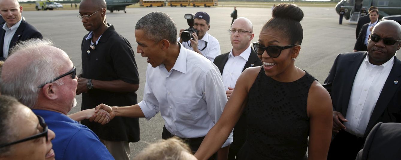 Foto: Los Obama se dieron un baño de multitudes a su llegada a Martha's Vineyard (Reuters)