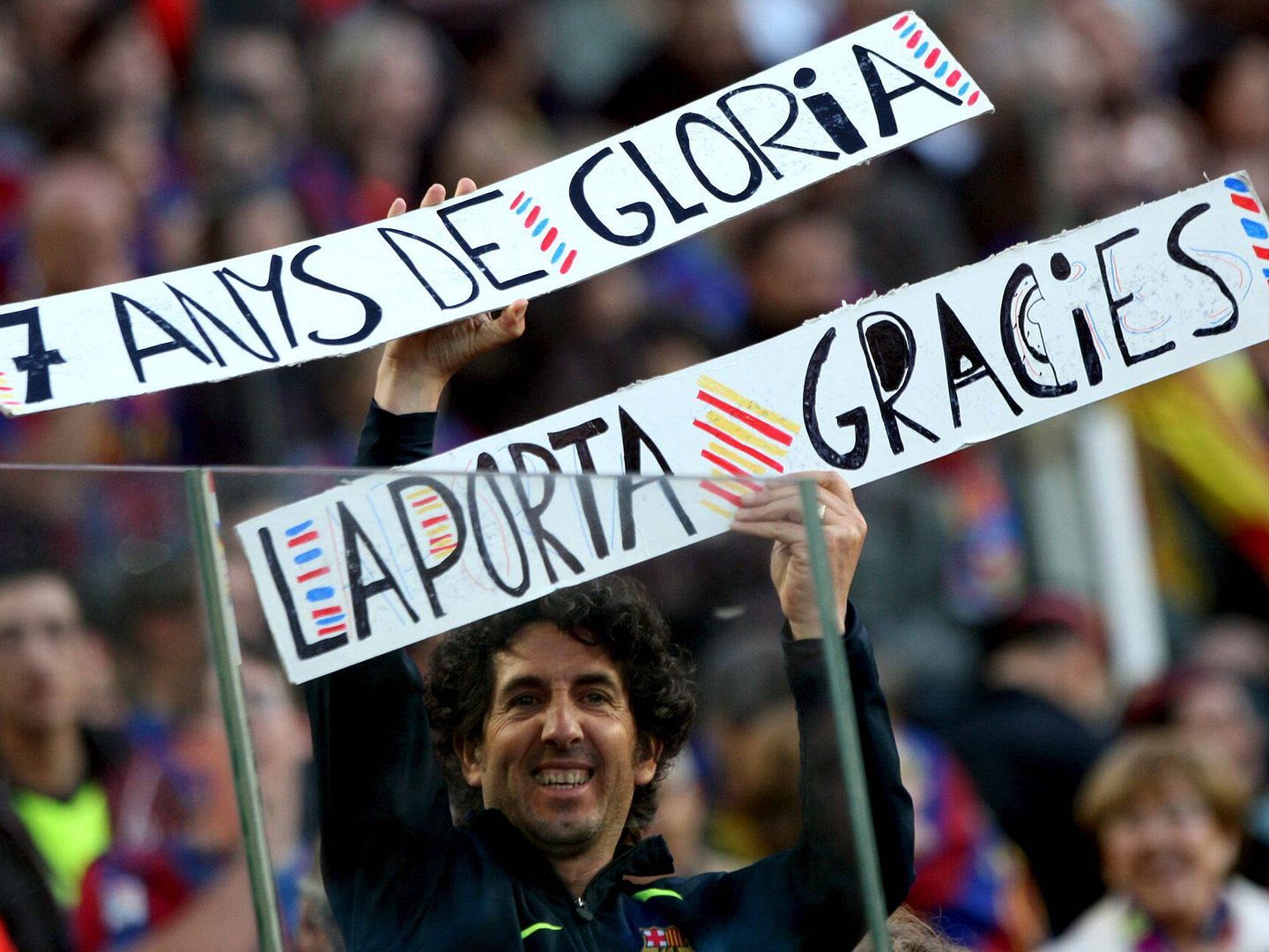 Un aficionado muestra en el Camp Nou una pancarta de apoyoa Joan Laporta. (EFE)