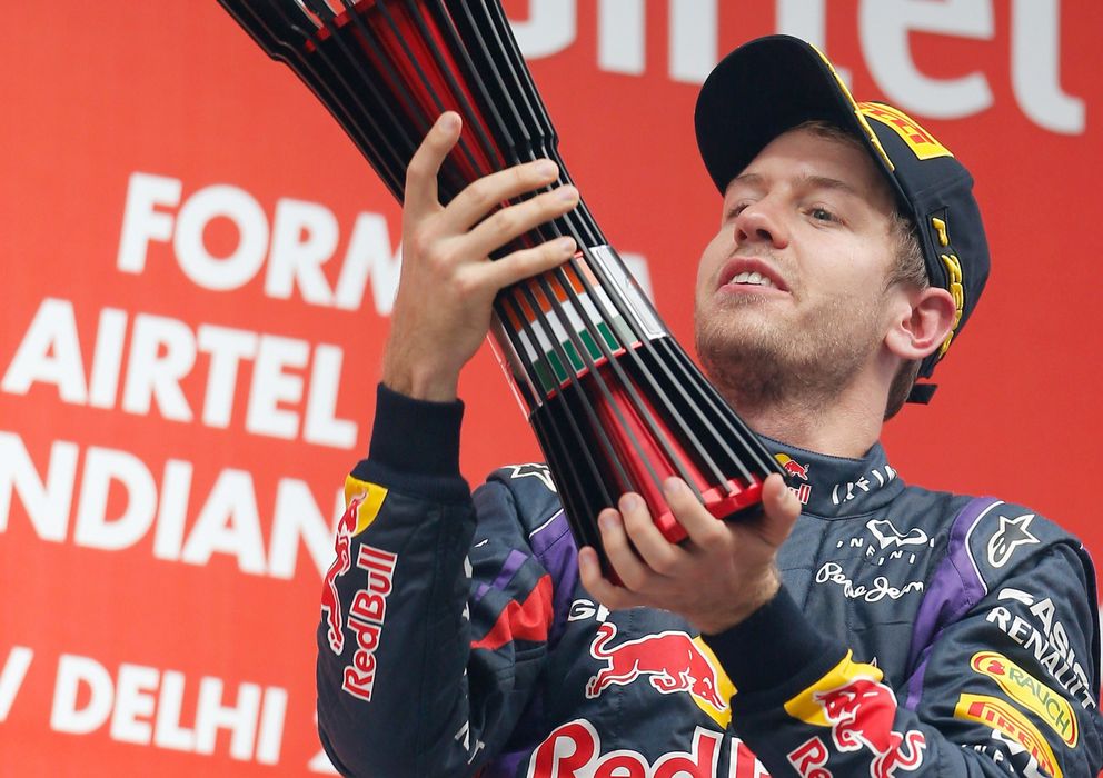 Foto: Sebastian Vettel levanta el trofeo de la India, uno muy especial.