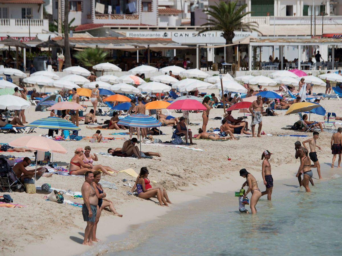 Foto: Bañistas en la playa de Punta Prima, Menorca. (EFE)