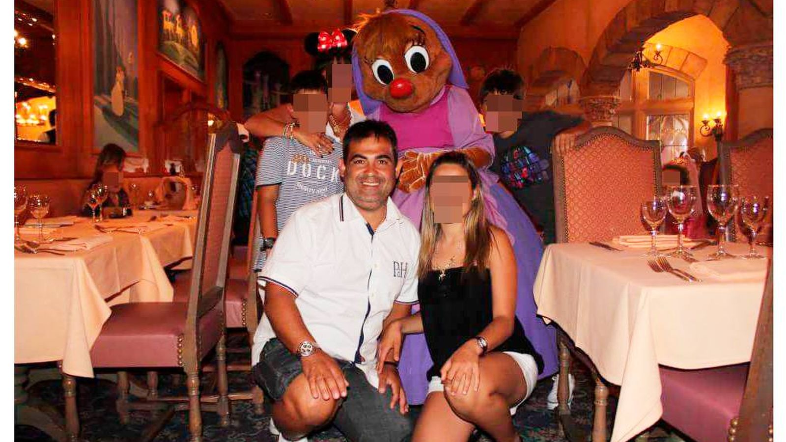 Foto: Anastasio Ferrero Gil, el tarotista y chamán que acaba de ingresar en prisión, en un viaje a Disneyland con su familia.