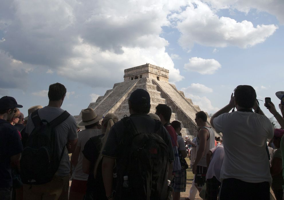 Foto: Un grupo de turistas ante el templo de Kukulcán, en la península del Yucatán, México (Reuters).
