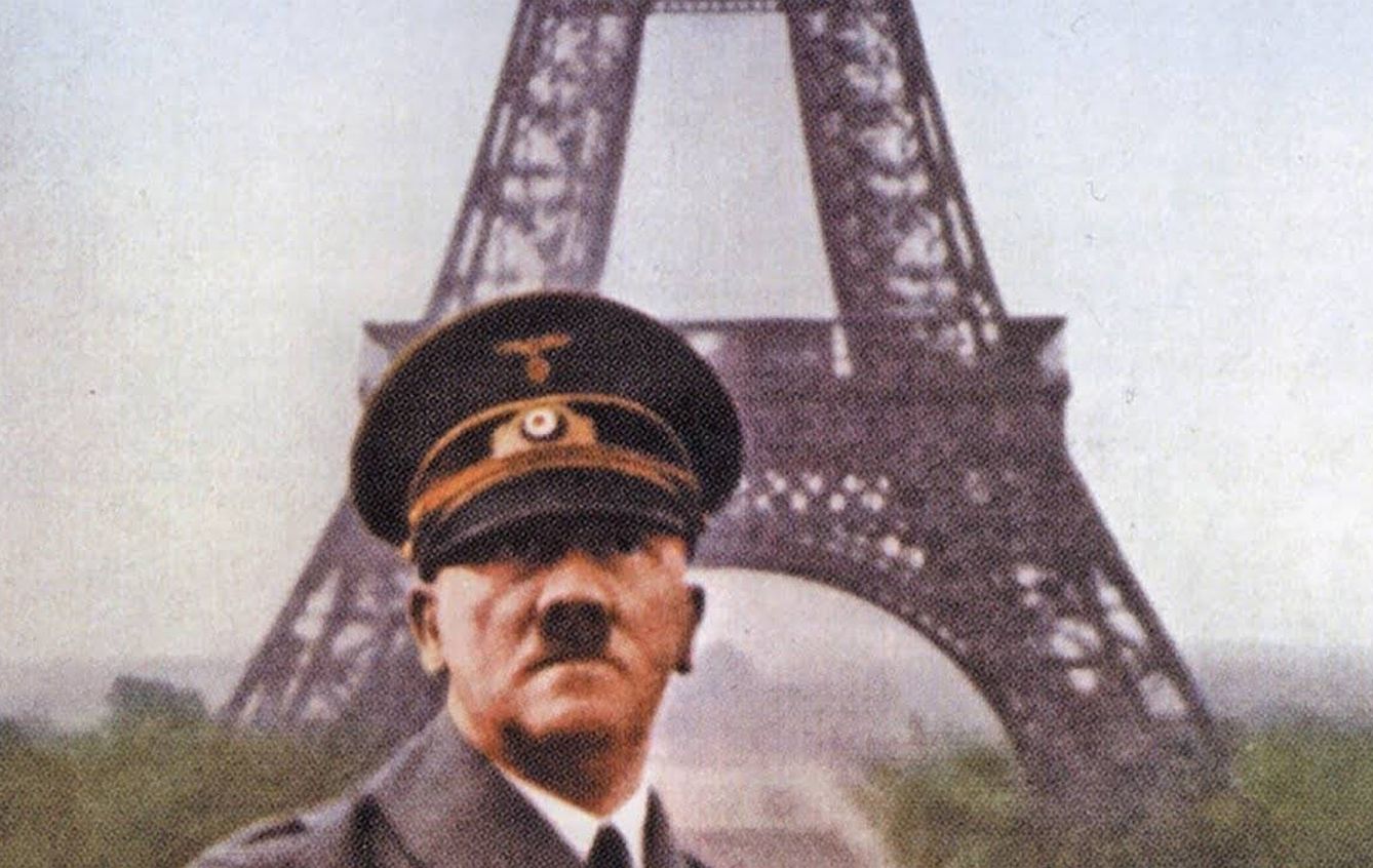 Hitler tras la toma alemana de París en 1940 posa con la Torre Eiffel a sus espaldas