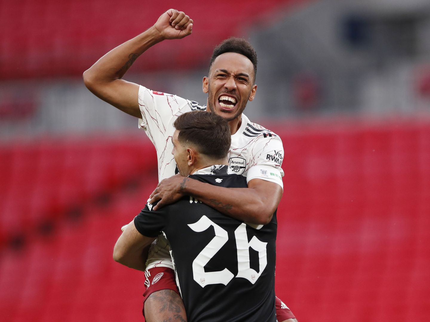 La estrella del Arsenal, Aubameyang, celebra con Emiliano Martínez el triunfo este sábado en la Community Shield ante el Liverpool. (Reuters)