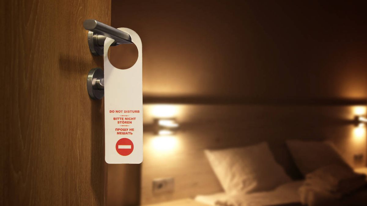 La tétrica razón por la que están quitando los carteles de “no molestar” de los hoteles