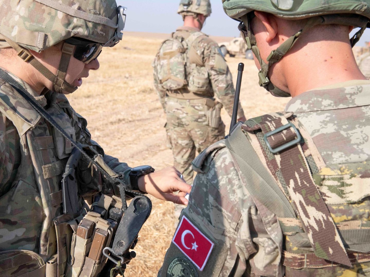 Patrulla formada por militares estadounidenses y turcos, destinados en Siria. (Reuters)