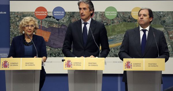 Foto: La alcaldesa de Madrid, Manuela Carmena, el ministro de Fomento, Íñigo de la Serna, y el presidente de Distrito Castellana Norte (DCN), Antonio Béjar.