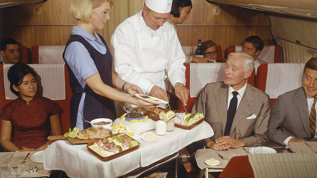 De platos glamurosos a los 'snacks' de hoy: cómo ha cambiado el menú de los aviones