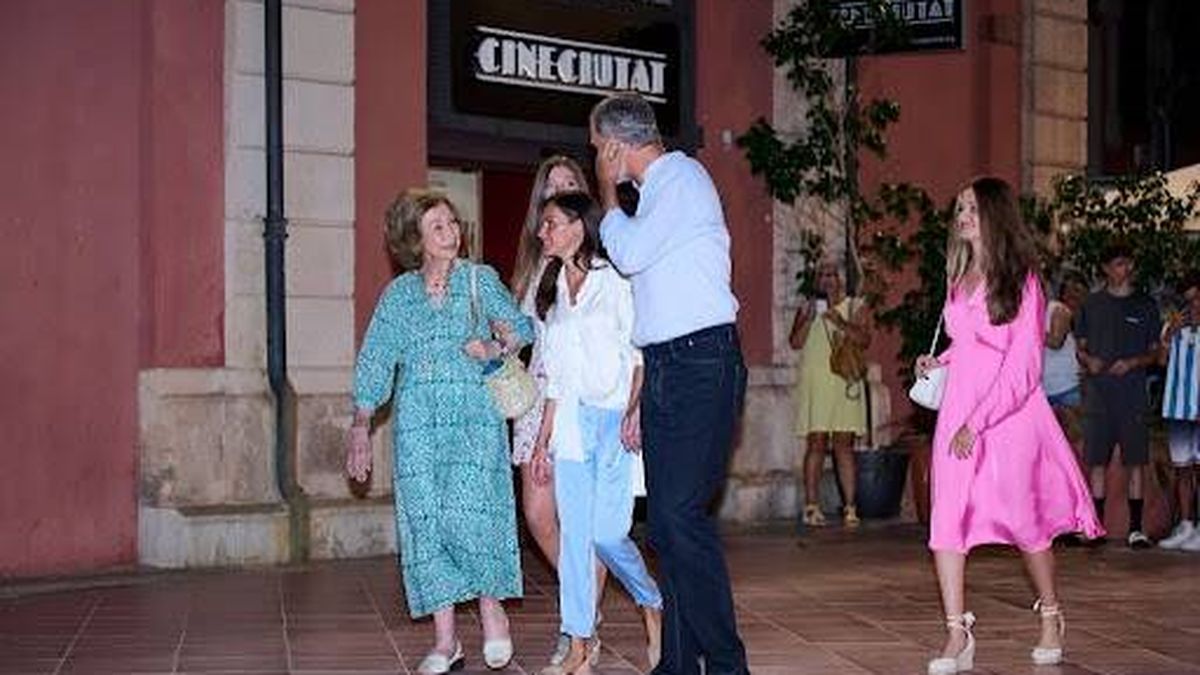 Los gestos de cariño y complicidad entre la reina Letizia, la infanta Sofía y la Reina emérita en su salida no planeada al cine