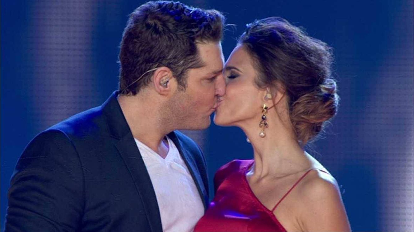 Foto: Manu Tenorio y Nuria Fergó besan con un beso su 'Noches de bohemia'